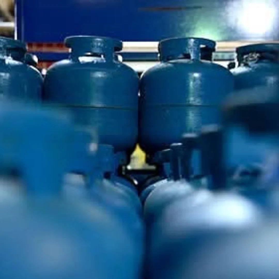 Detalhe de botijões de gás GLP azuis lado a lado